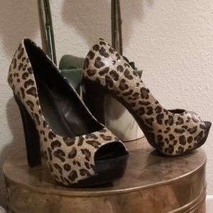 Sparkling cheetah print pumps